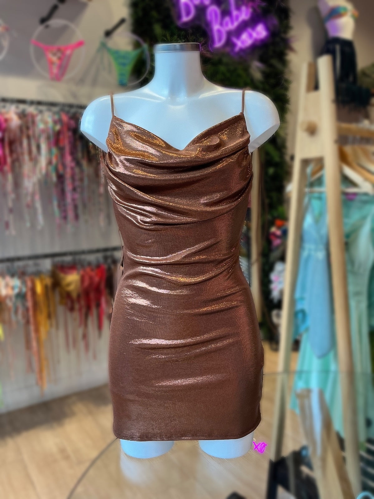 VESTIDO RIPPLE ESCOTE METÁLICO UNICOLOR