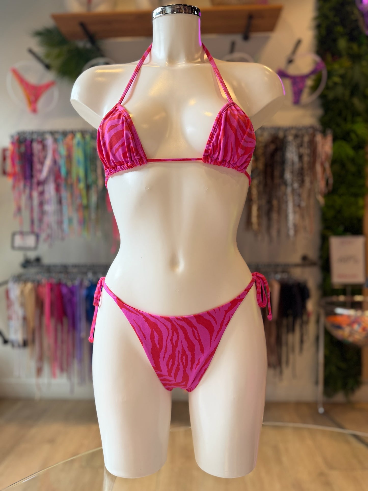 TRIÁNGULO CORTINA ZEBRA FUCSIA-ROJO