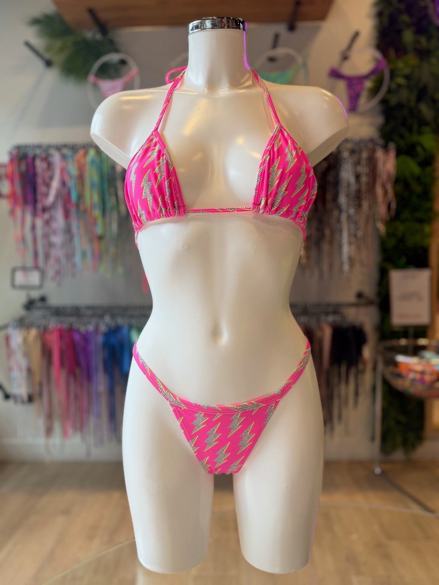TRIANGULO CORTINA RAYO ROSA NEON