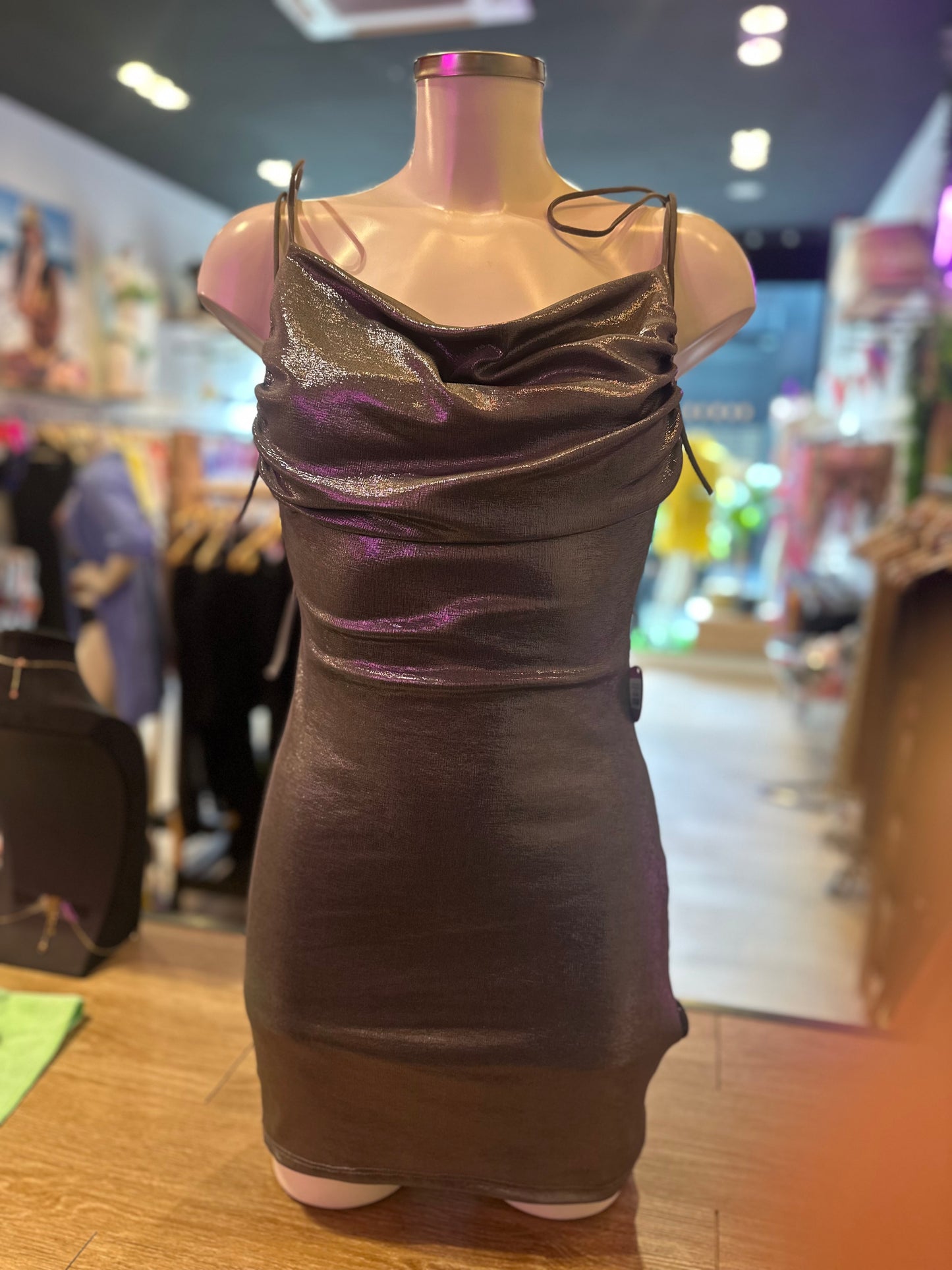 VESTIDO RIPPLE ESCOTE METÁLICO UNICOLOR