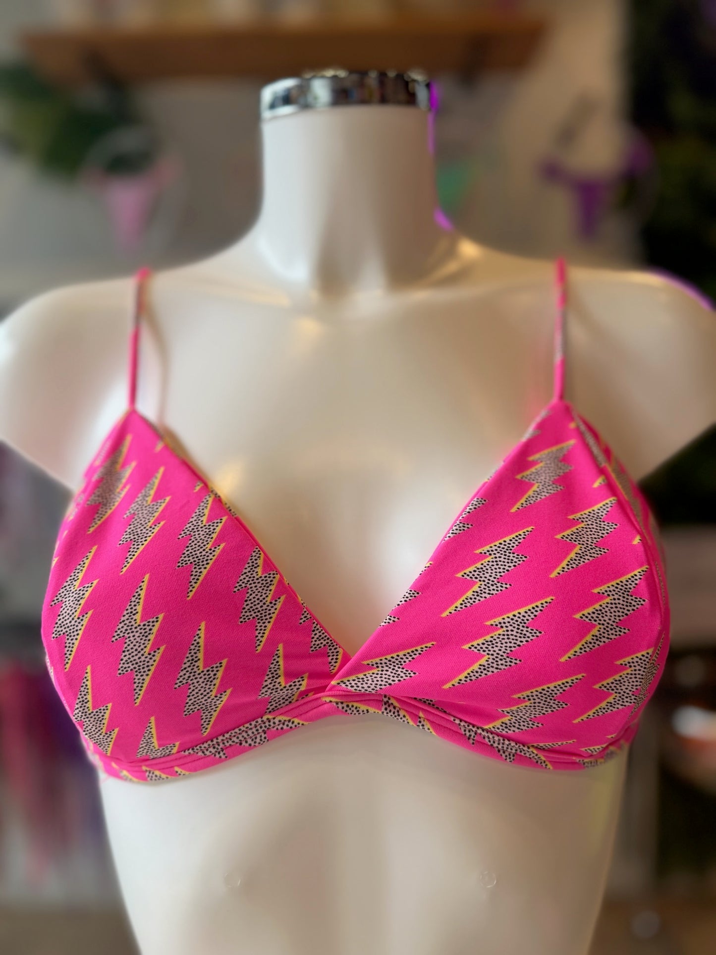 TRIANGULO FIJO RAYO ROSA NEON