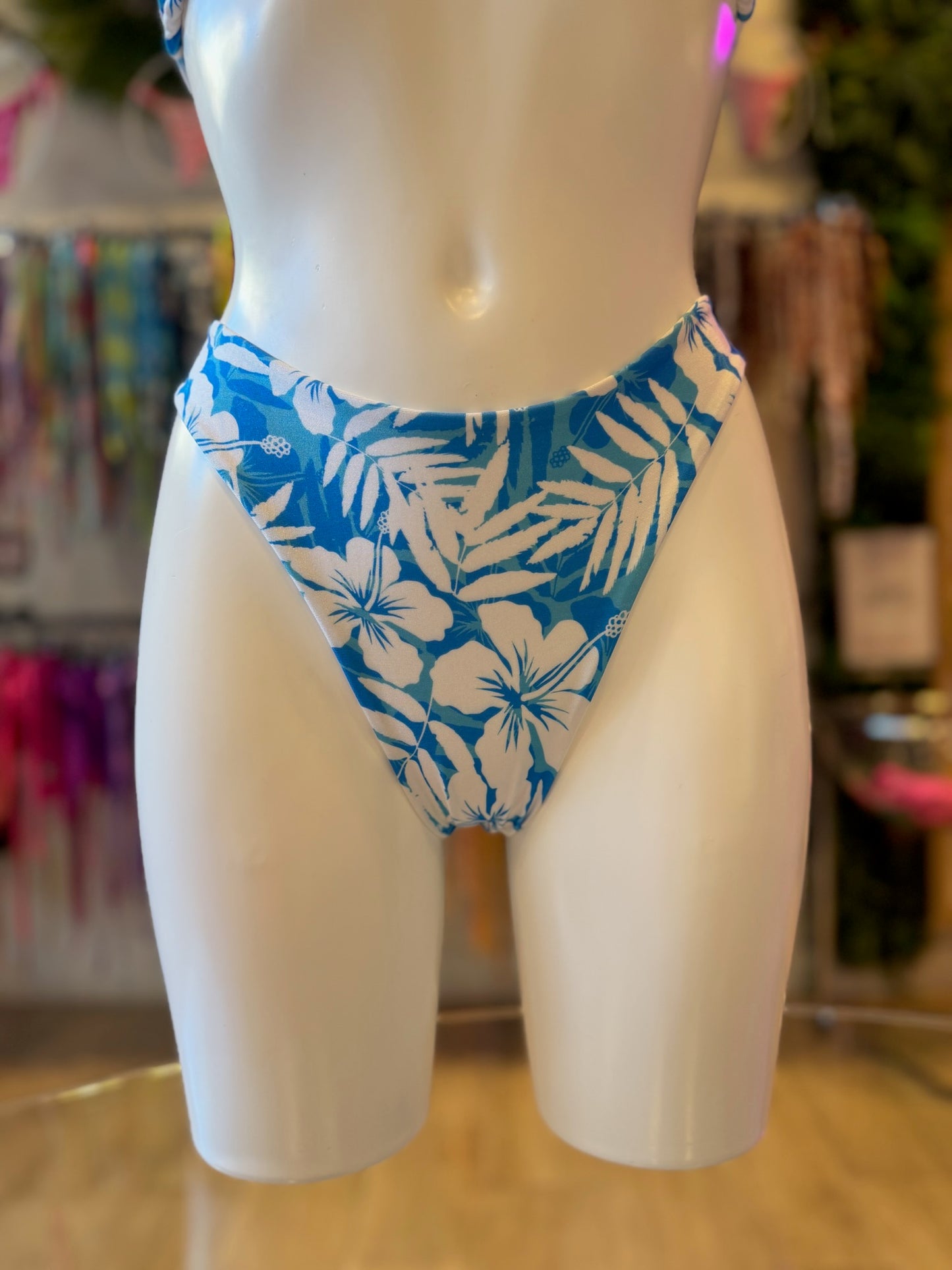 BRASILEÑA CLÁSICA HIBISCOS AZUL-BLANCO