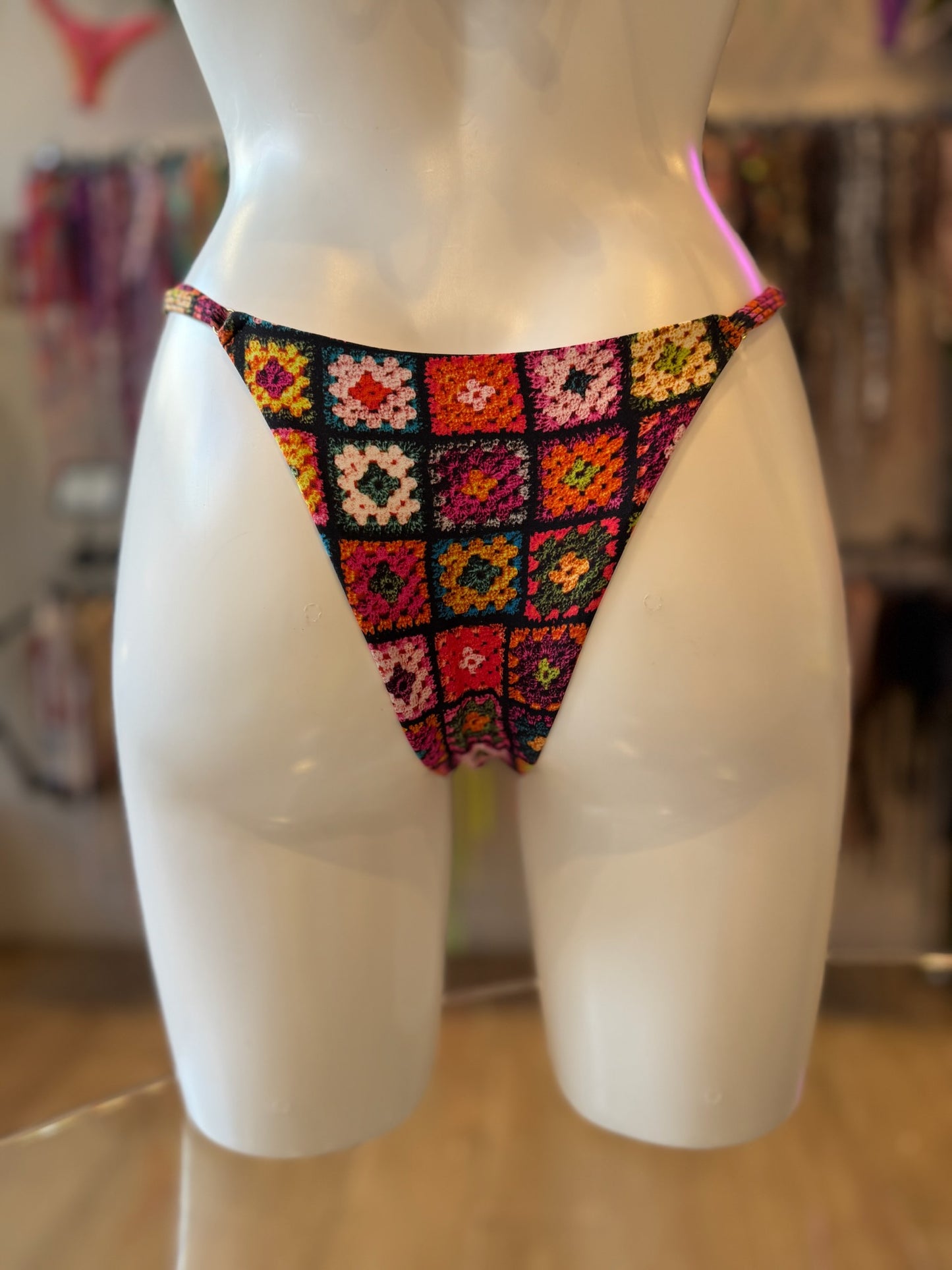 TANGA REGULABLE ESTAMPA CROCHET