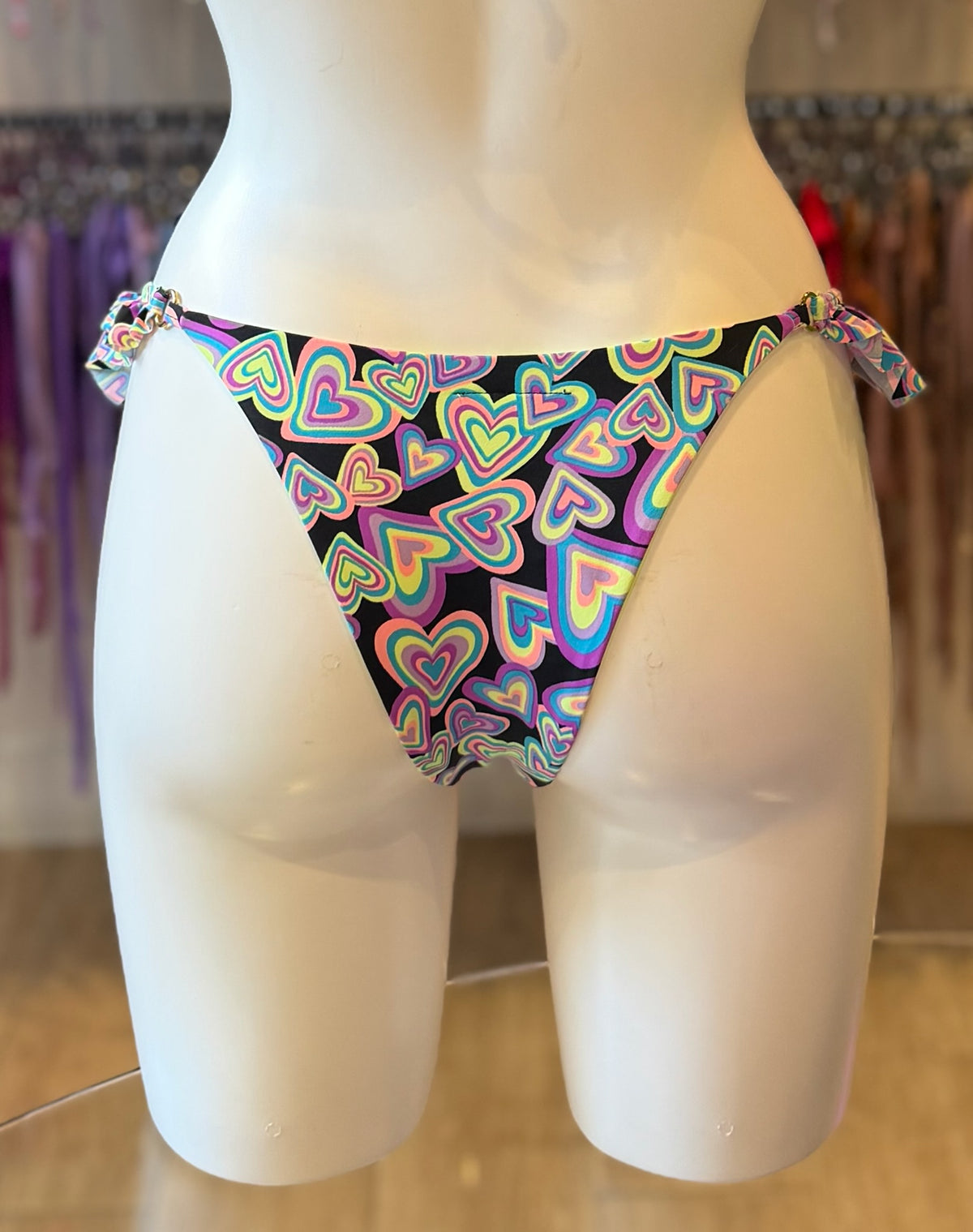 TANGA FLECOS CORAZONES NEÓN