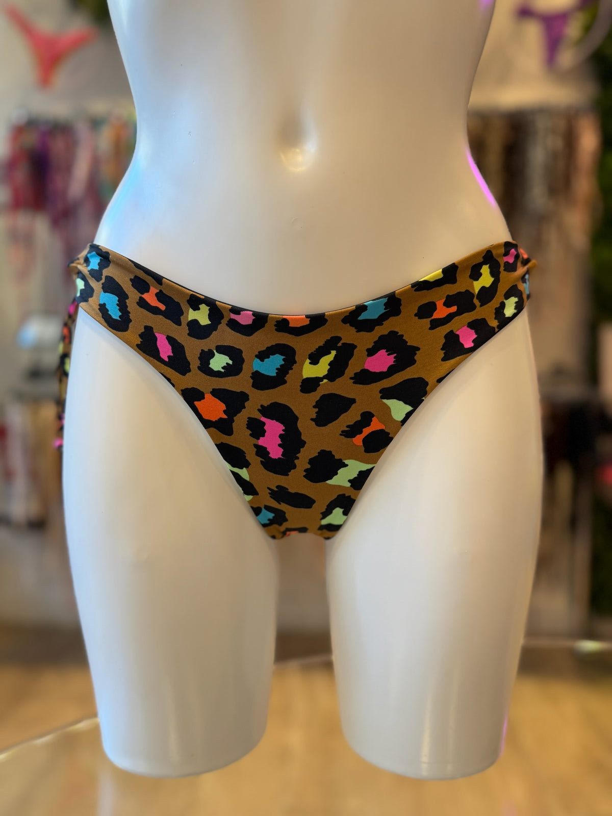 TANGA ASA DELTA LEOPARDO MARRÓN-COLORES