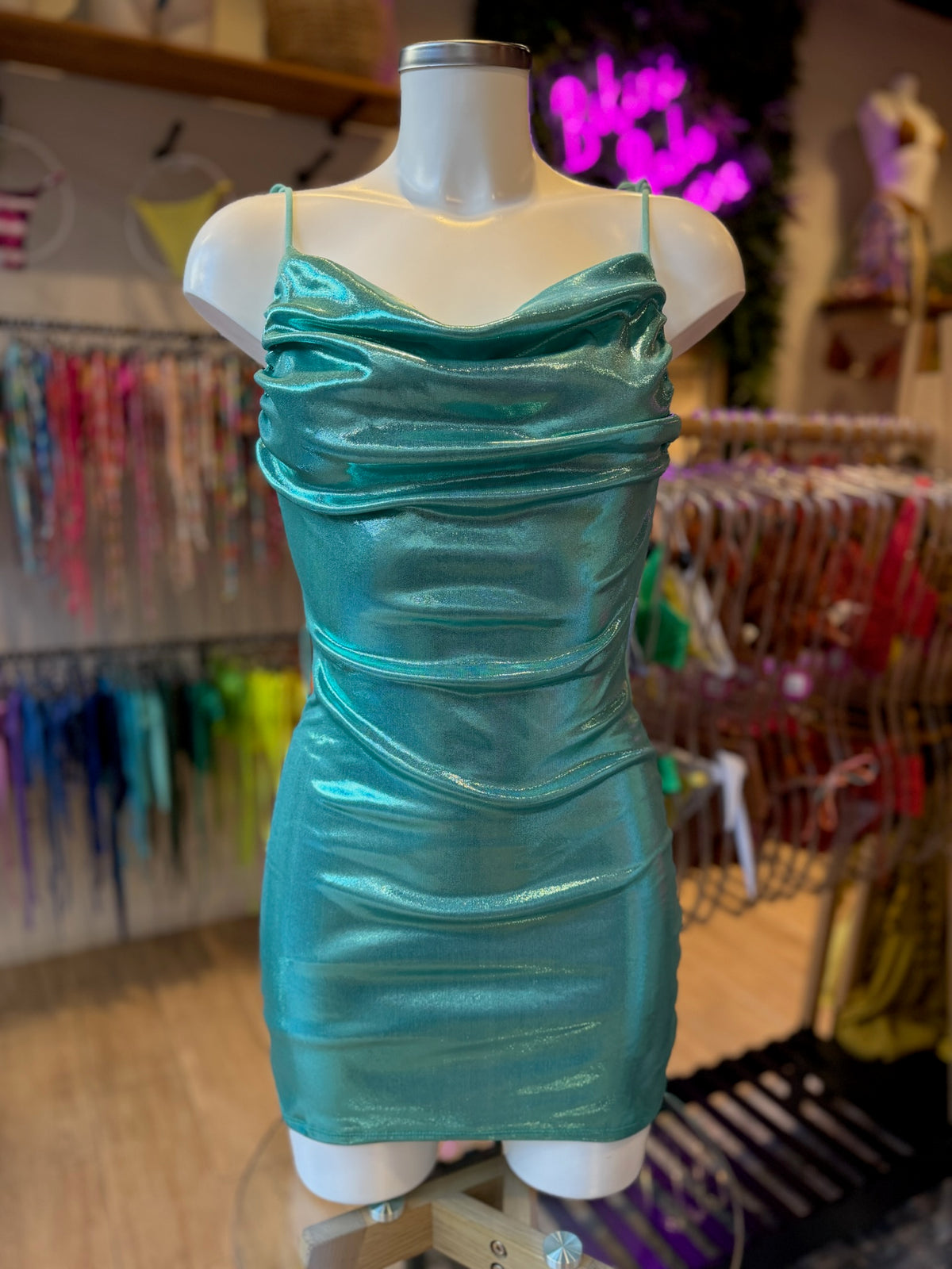 VESTIDO RIPPLE ESCOTE METÁLICO UNICOLOR