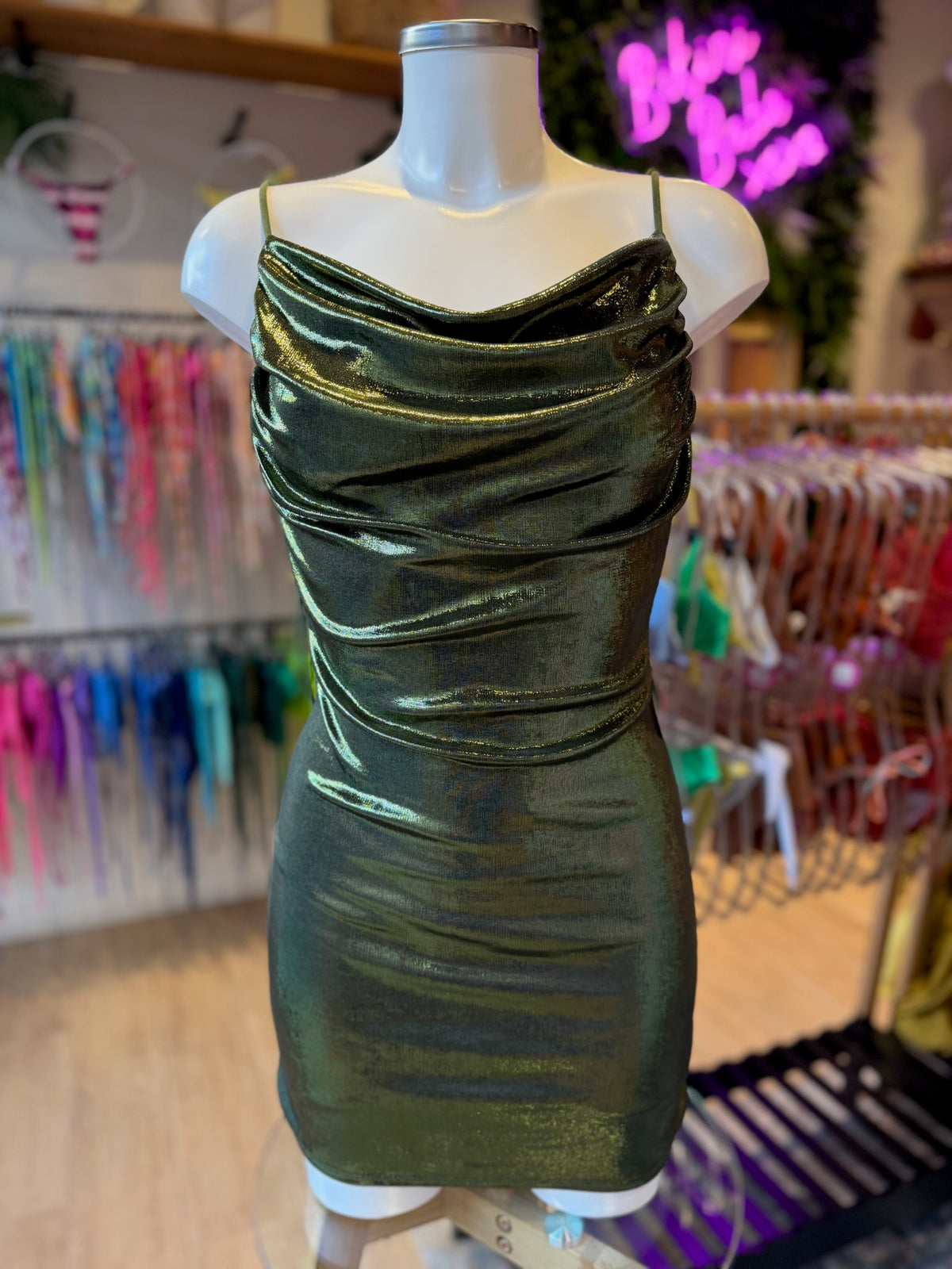 VESTIDO RIPPLE ESCOTE METÁLICO UNICOLOR