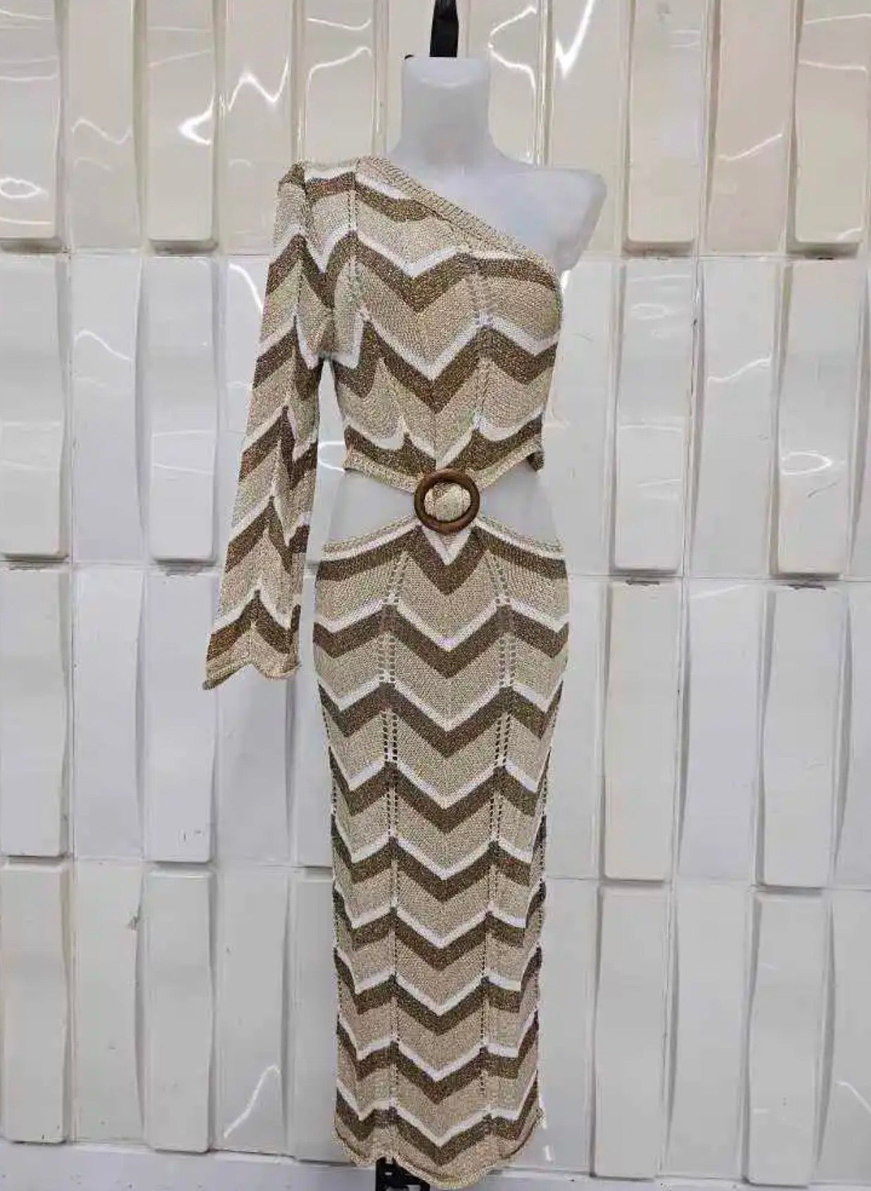 VESTIDO MONOHOMBRO LUREX ARGOLLA MADERA
