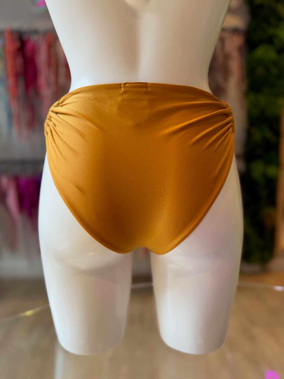 BRASILEÑA FAJA ARGOLLAS SEDA MOSTAZA