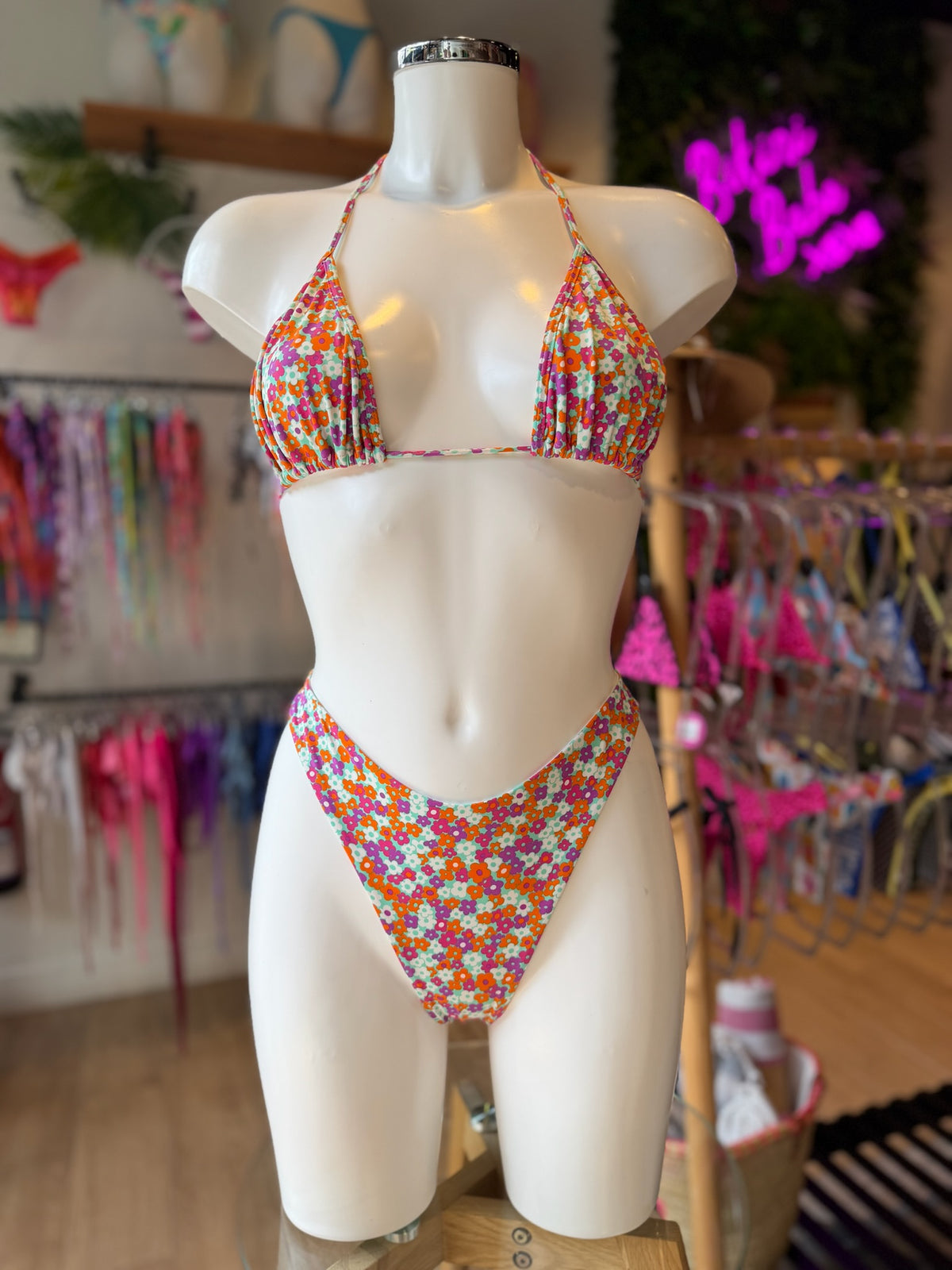 BRASILEÑA CLÁSICA FLORAL NARANJA-LILA