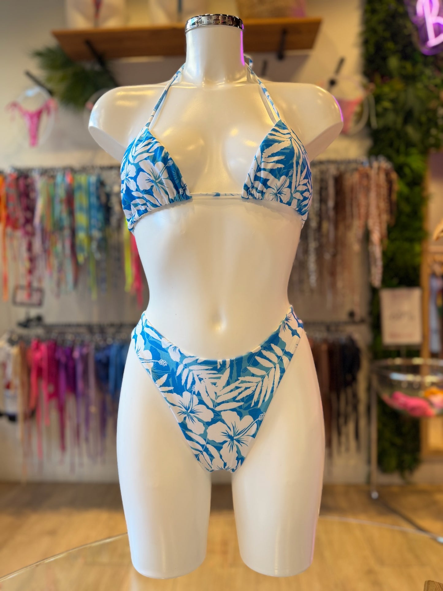 BRASILEÑA CLÁSICA HIBISCOS AZUL-BLANCO