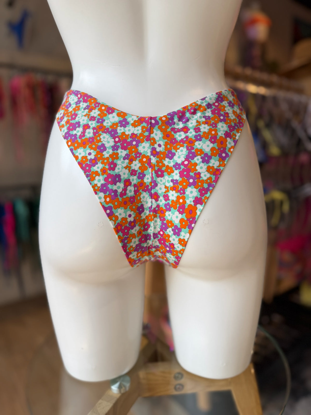 BRASILEÑA CLÁSICA FLORAL NARANJA-LILA
