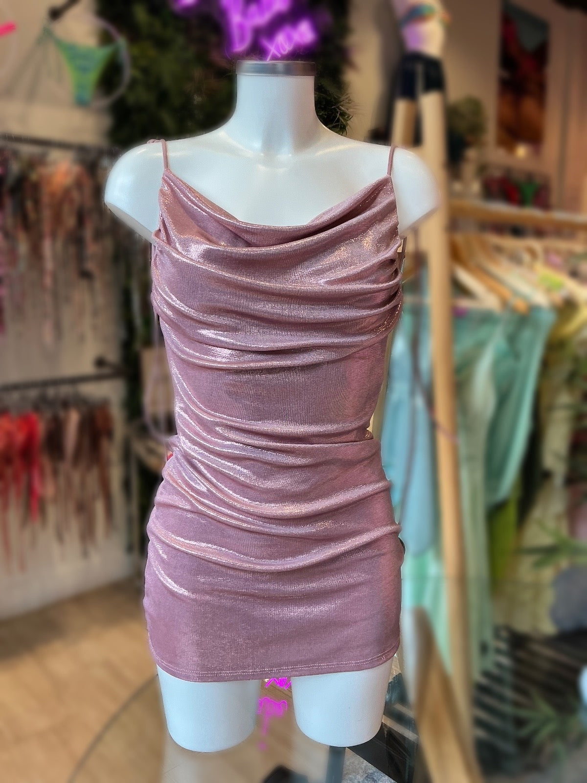 VESTIDO RIPPLE ESCOTE METÁLICO UNICOLOR