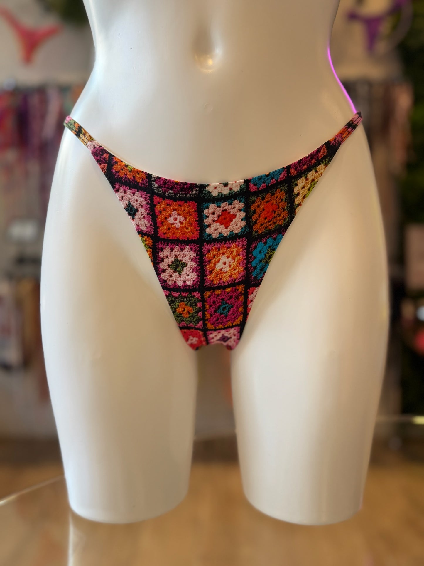 TANGA REGULABLE ESTAMPA CROCHET