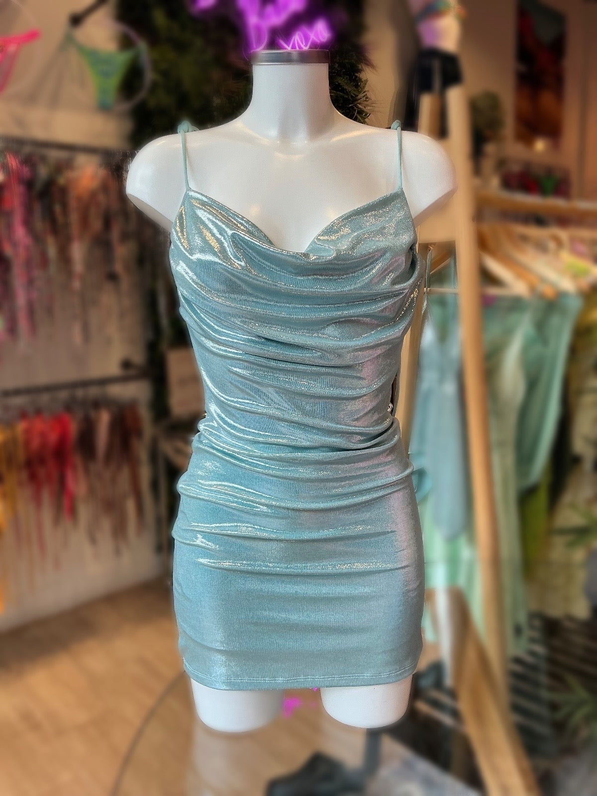 VESTIDO RIPPLE ESCOTE METÁLICO UNICOLOR