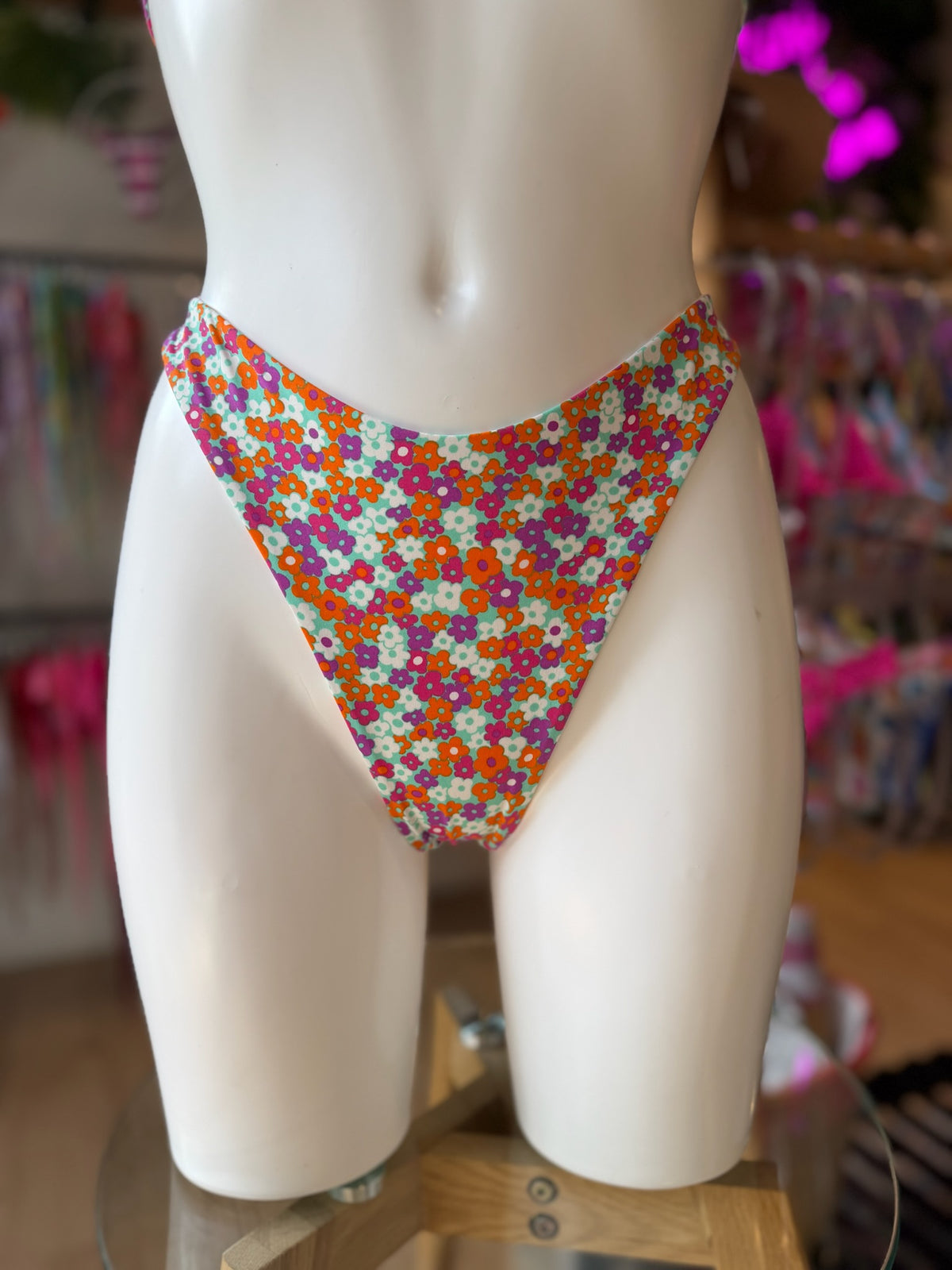 BRASILEÑA CLÁSICA FLORAL NARANJA-LILA