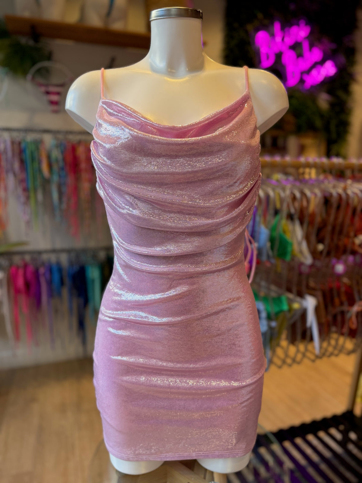 VESTIDO RIPPLE ESCOTE METÁLICO UNICOLOR