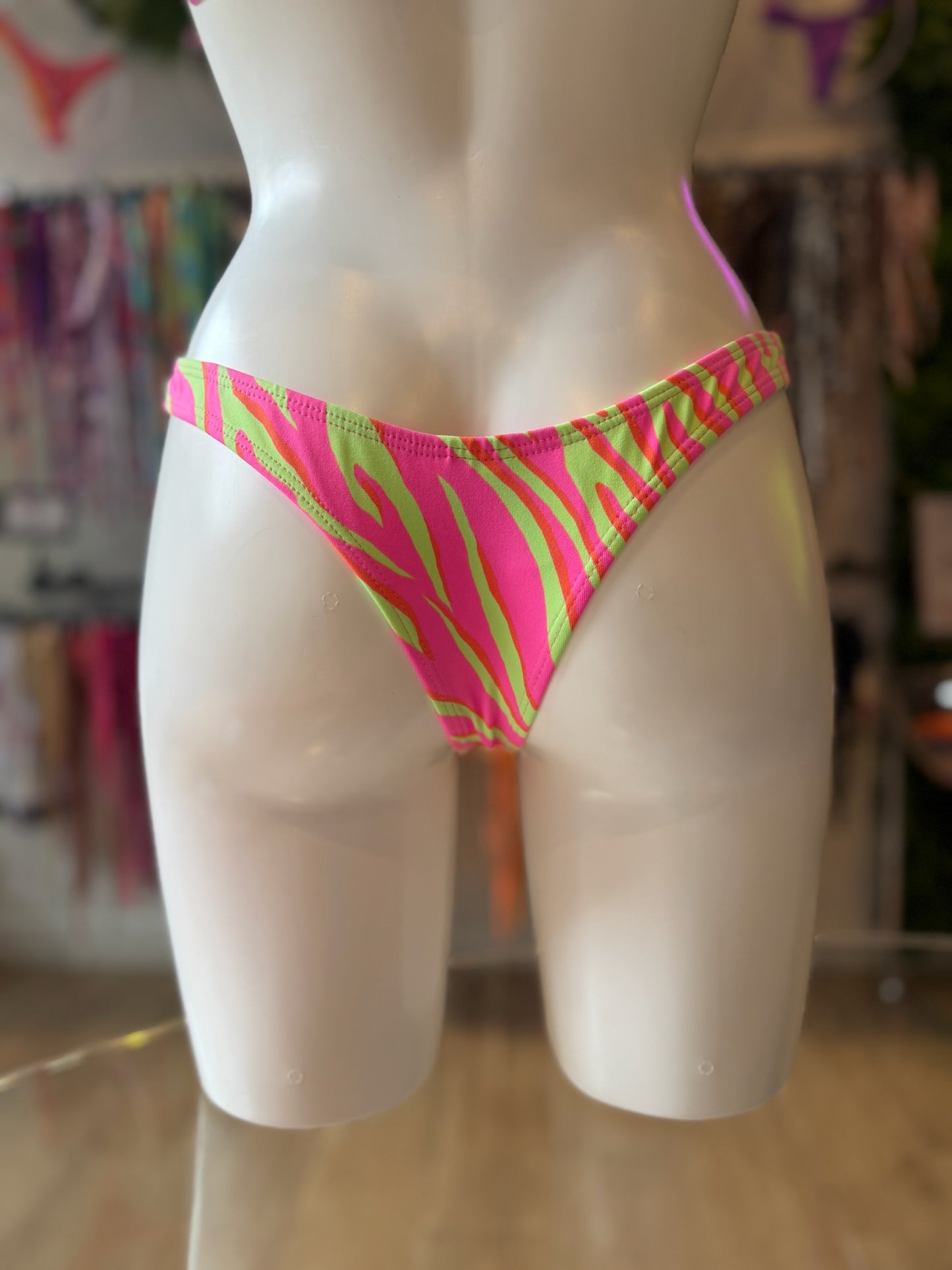 TANGA ASA DELTA ZEBRA TRICOLOR NEON