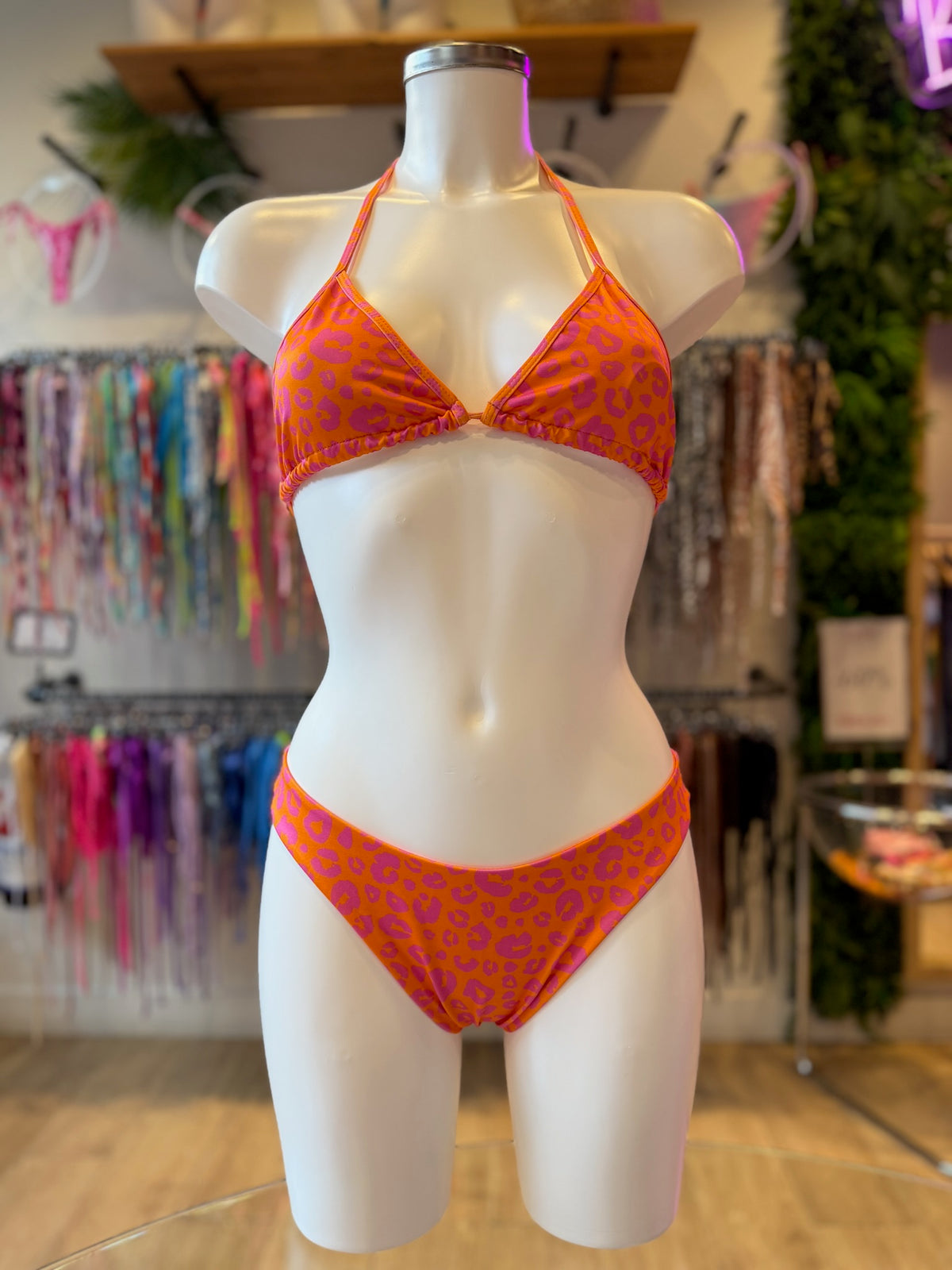 TRIÁNGULO CORTINA LEOPARDO NARANJA-ROSA