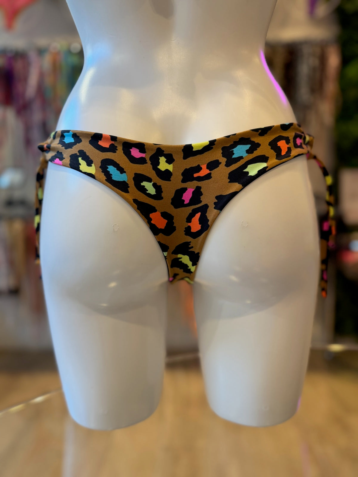 TANGA ASA DELTA LEOPARDO MARRÓN-COLORES