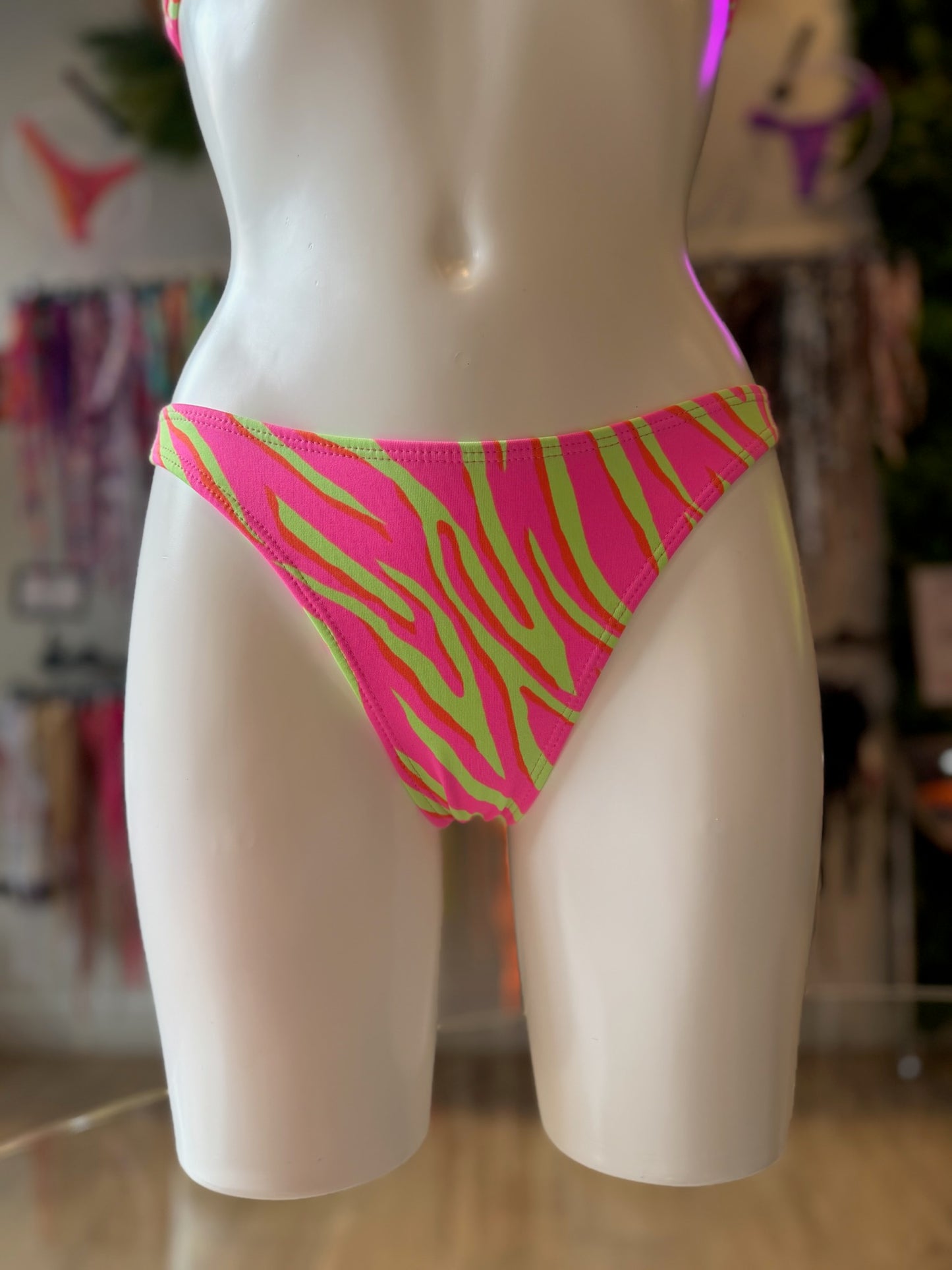 TANGA ASA DELTA ZEBRA TRICOLOR NEON
