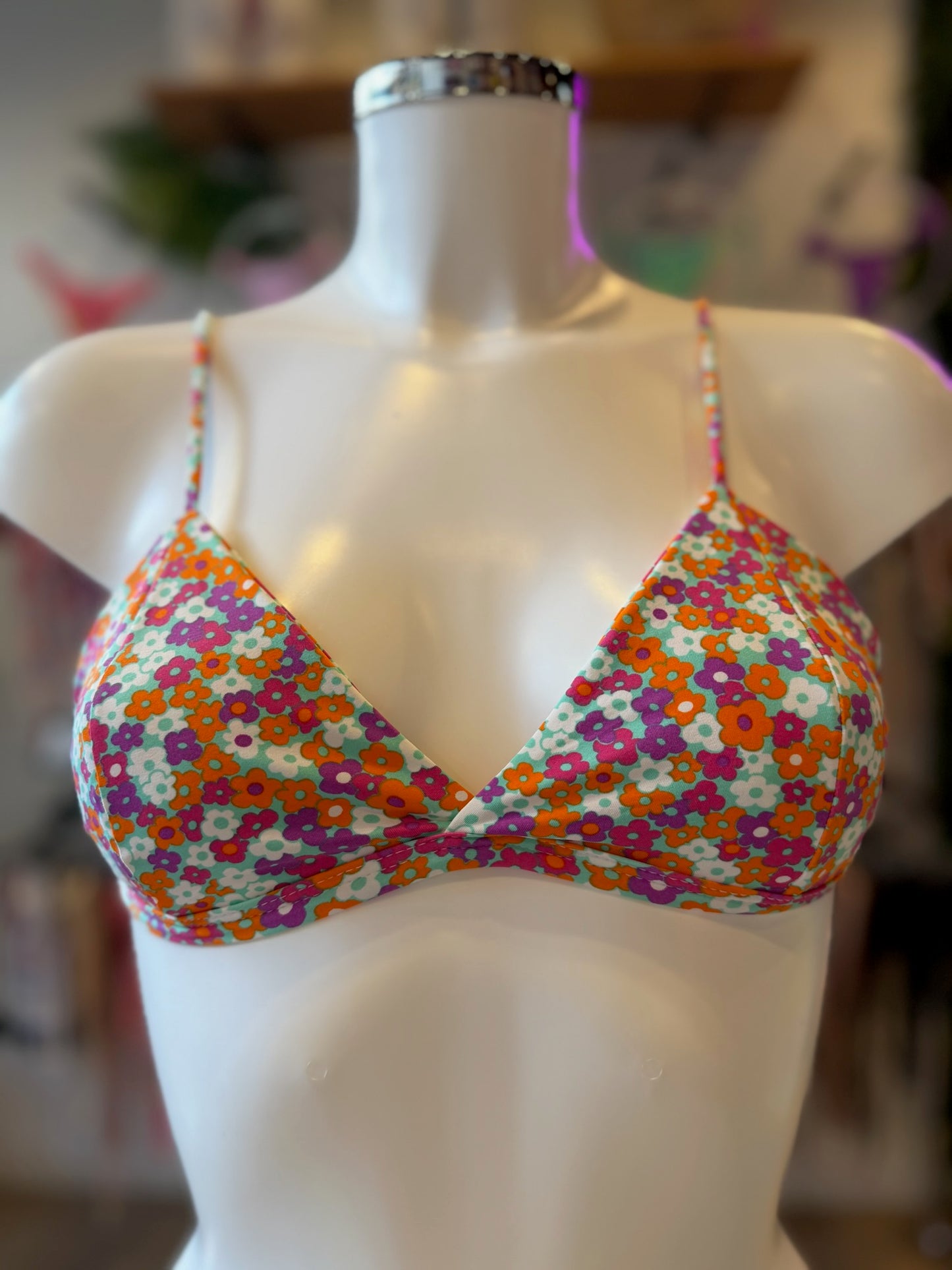 TRIÁNGULO FIJO FLORAL NARANJA-LILA
