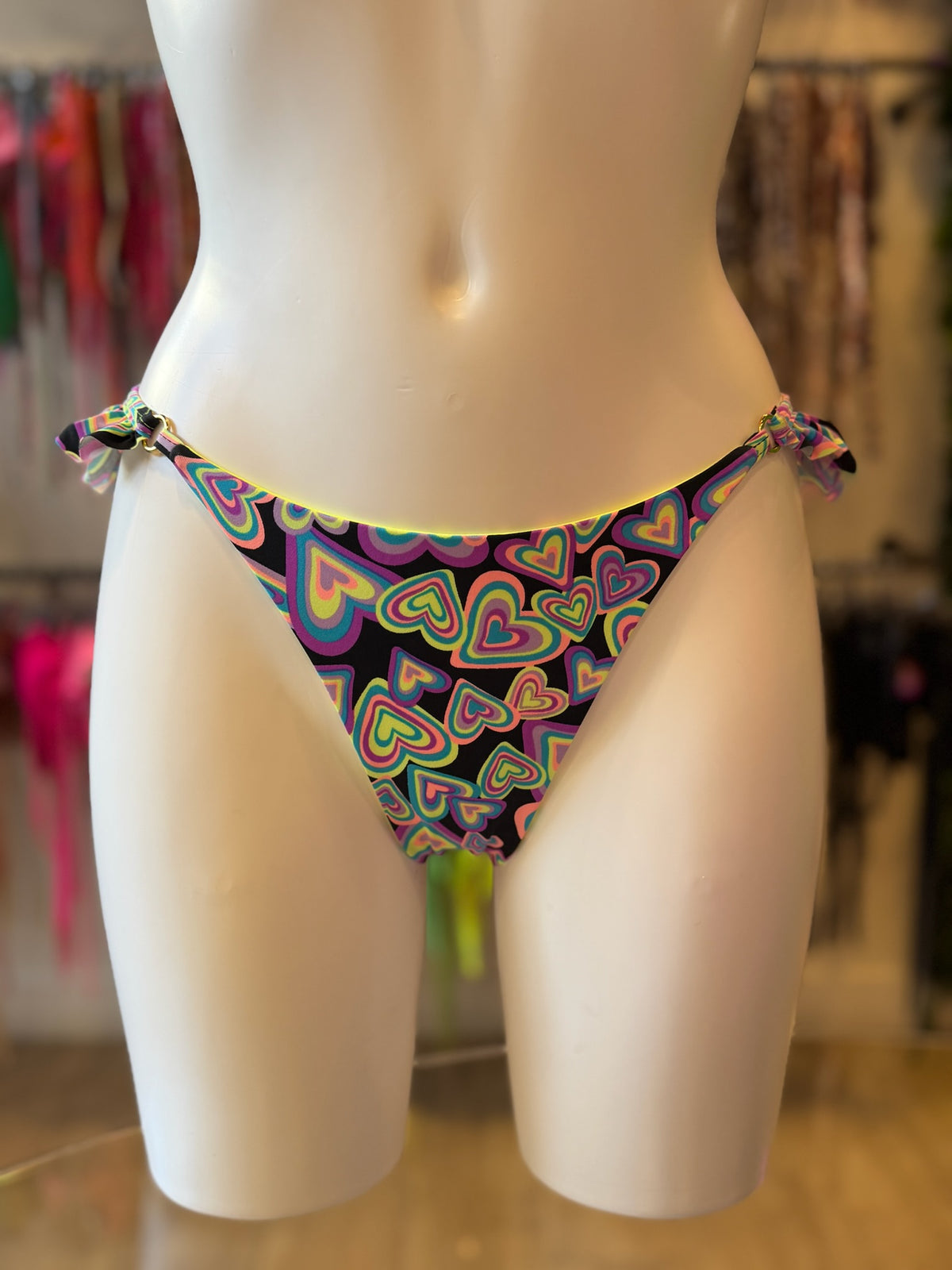 TANGA FLECOS CORAZONES NEÓN
