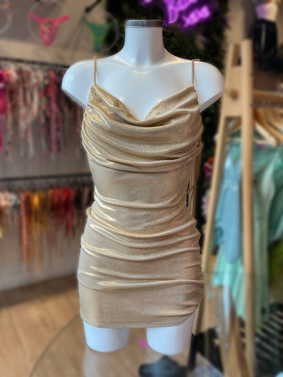 VESTIDO RIPPLE ESCOTE METÁLICO UNICOLOR