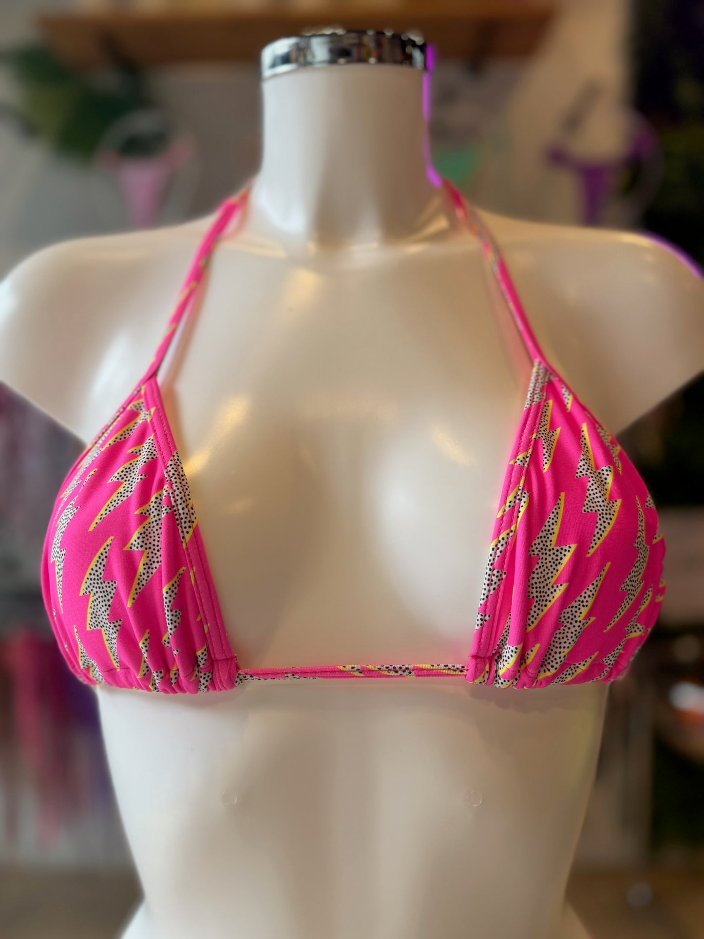 TRIANGULO CORTINA RAYO ROSA NEON