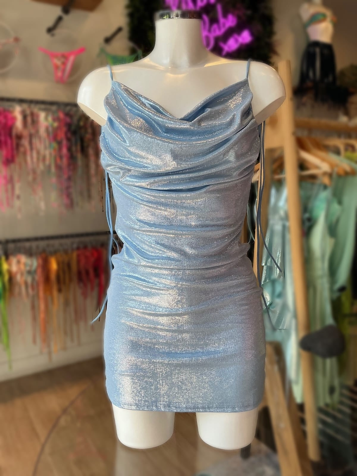 VESTIDO RIPPLE ESCOTE METÁLICO UNICOLOR
