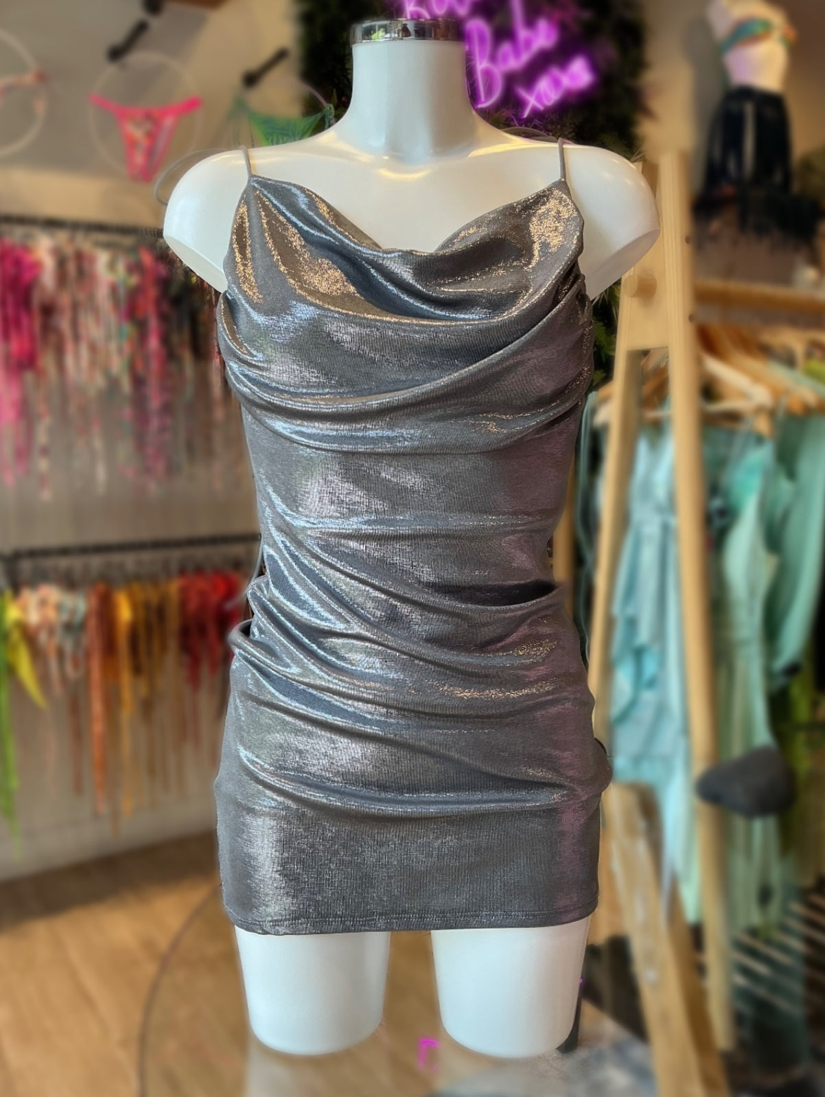 VESTIDO RIPPLE ESCOTE METÁLICO UNICOLOR