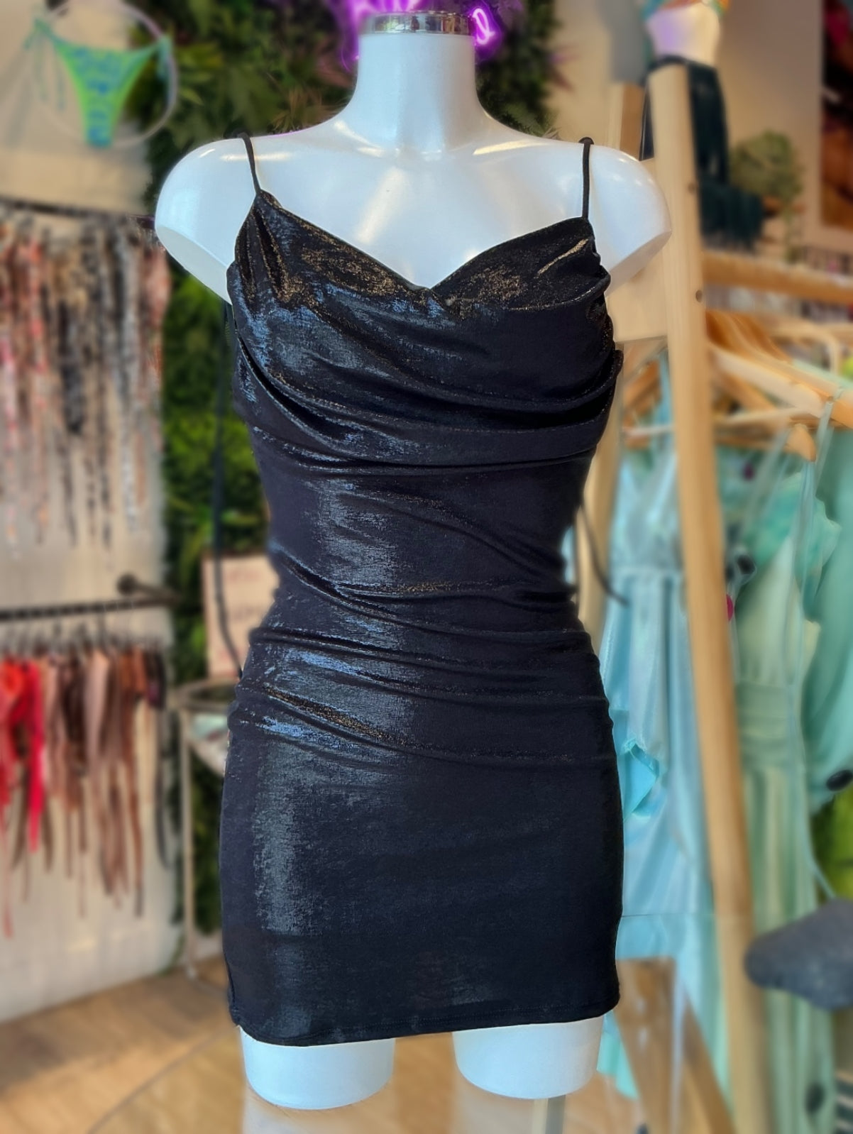 VESTIDO RIPPLE ESCOTE METÁLICO UNICOLOR